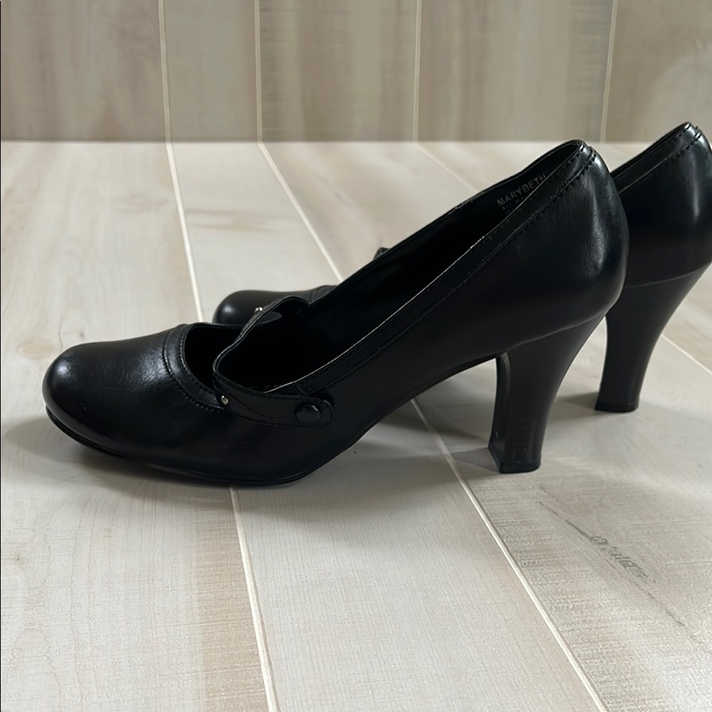 Black Mary Jane Heels size 10 Classic, Timeless & Versatile. Retro Chic - Picture 4 of 6